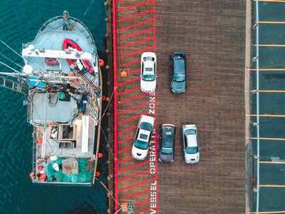 白天五栋建筑在道路上的航空摄影在水体上观察船